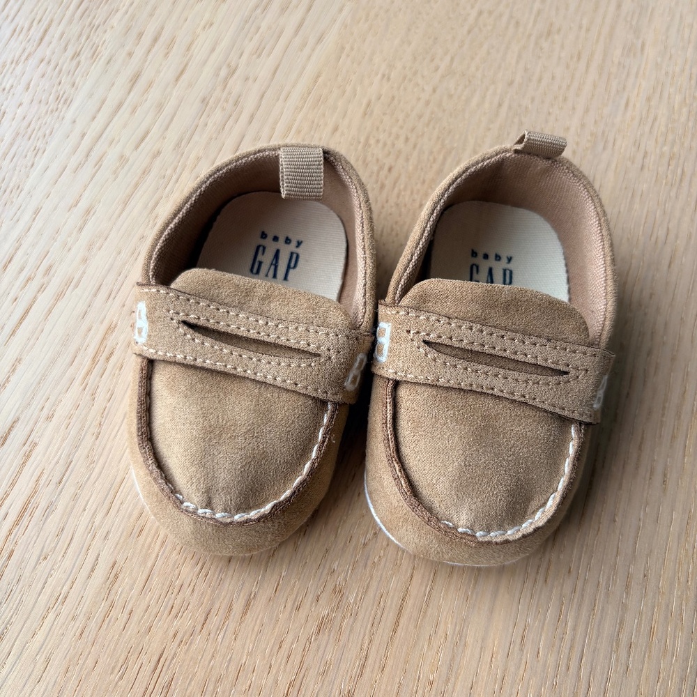 GAP- babyGAP faux suede tan baby shoes
